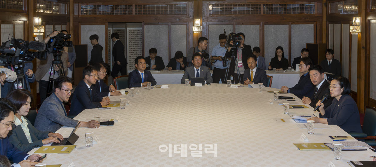 한성숙 국무총리가 13일 서울 종로구 삼청동 국무총리 서울공관에서 열린 고위당정협의회에서 발언을 하고 있다. (사진=방인권 기자)