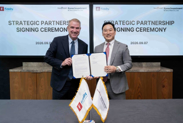 한국투자증권이 지난 7일(현지시간) 런던에서 세계적 자산운용사 피델리티와 전략적 파트너십을 체결했다. 양사는 피델리티 리서치 자료의 국내 독점 공급을 비롯한 폭넓은 리테일 협업을 추진키로 했다. 사진 오른쪽은 김성환 한국투자증권 사장, 왼쪽은 키스 메터스(Keith Metters) 피델리티 인터내셔널 사장 (사진=한국투자증권)