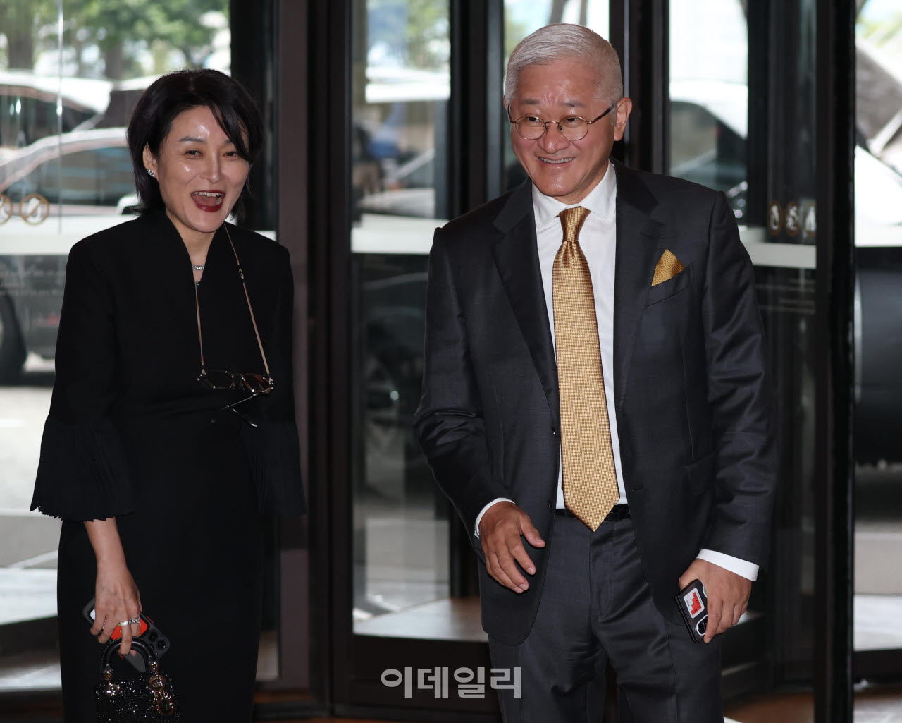 [이데일리 노진환 기자] 서경배 아모레퍼시픽그룹 회장과 부인 신윤경 씨가 13일 서울신라호텔에서 열린 농심그룹 오너 3세 신상열 부사장의 결혼식에 참석하고 있다.