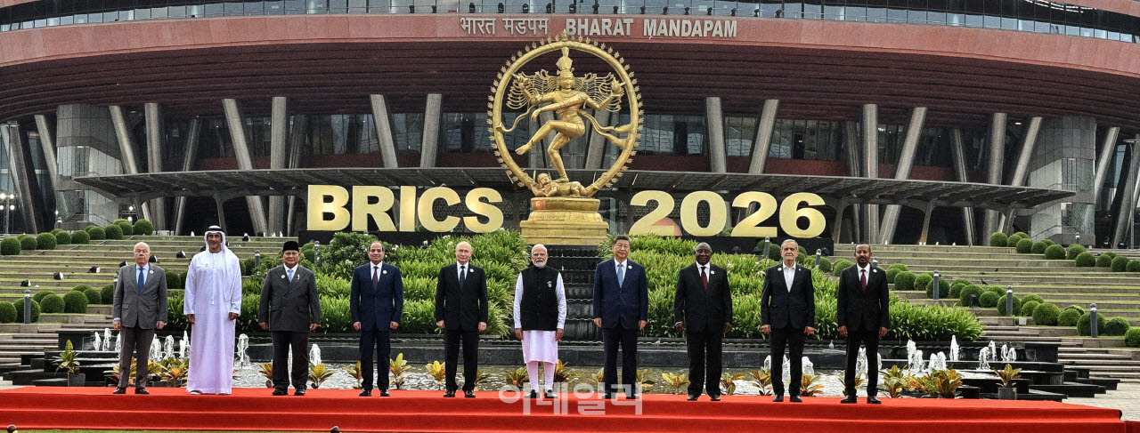 12일(현지시간) 인도 뉴델리에서 열린 브릭스(BRICS) 정상회의에서 참석자들이 기념촬영을 하고 있다. 왼쪽부터 마우루 비에이라 브라질 외무장관, 사이드 빈 무바라크 알하제리 아랍에미리트(UAE) 국무장관, 블라디미르 푸틴 러시아 대통령, 시진핑 중국 국가주석, 나렌드라 모디 인도 총리, 프라보워 수비안토 인도네시아 대통령, 압델 파타 엘시시 이집트 대통령, 시릴 라마포사 남아프리카공화국 대통령, 마수드 페제시키안 이란 대통령, 아비 아머드 에티오피아 총리. (사진=인도 공보국 제공·로이터)