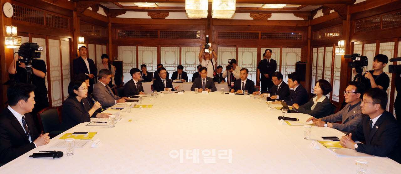한성숙 국무총리가 13일 서울 종로구 삼청동 국무총리 서울공관에서 열린 고위당정협의회에서 발언하고 있다. (사진=방인권 기자)