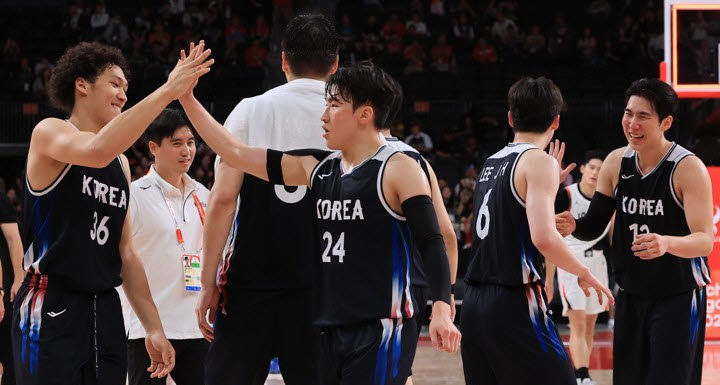 13일 일본 나고야 아이치 인터내셔널 아레나에서 열린 2026 아이치·나고야 아시안게임 남자 농구 예선 대한민국 대 일본 경기에서 100-83으로 승리한 한국 선수들이 기뻐하고 있다. 사진=연합뉴스