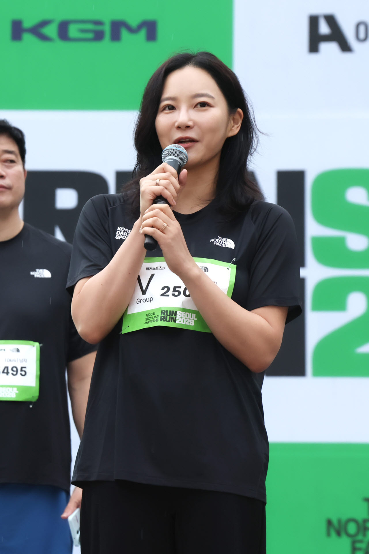 2026 런서울런’ 행사가 13일 오전 서울 중구 서울광장에서 열렸다. 제20회 일간스포츠 서울마라톤 ‘런서울런 2026’ 대회에 앞서 곽혜은 일간스포츠 대표가 개회사를 하고 있다. 사진=일간스포츠 제공
