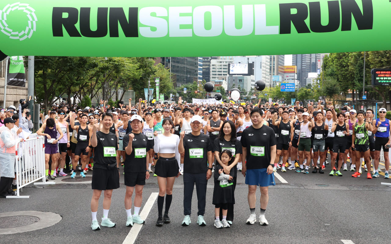 2026 런서울런’ 행사가 13일 오전 서울 중구 서울광장에서 열렸다. 윤석찬 KG F&B 대표(왼쪽부터), 황기영 KGM 대표, 전 리듬체조 국가대표 신수지, 곽재선 KG그룹 회장, 곽혜은 이데일리엠 대표, 이종학 영원아웃도어 상무가 참가자들과 출발 전 기념촬영을 하고 있다. 사진=일간스포츠 제공