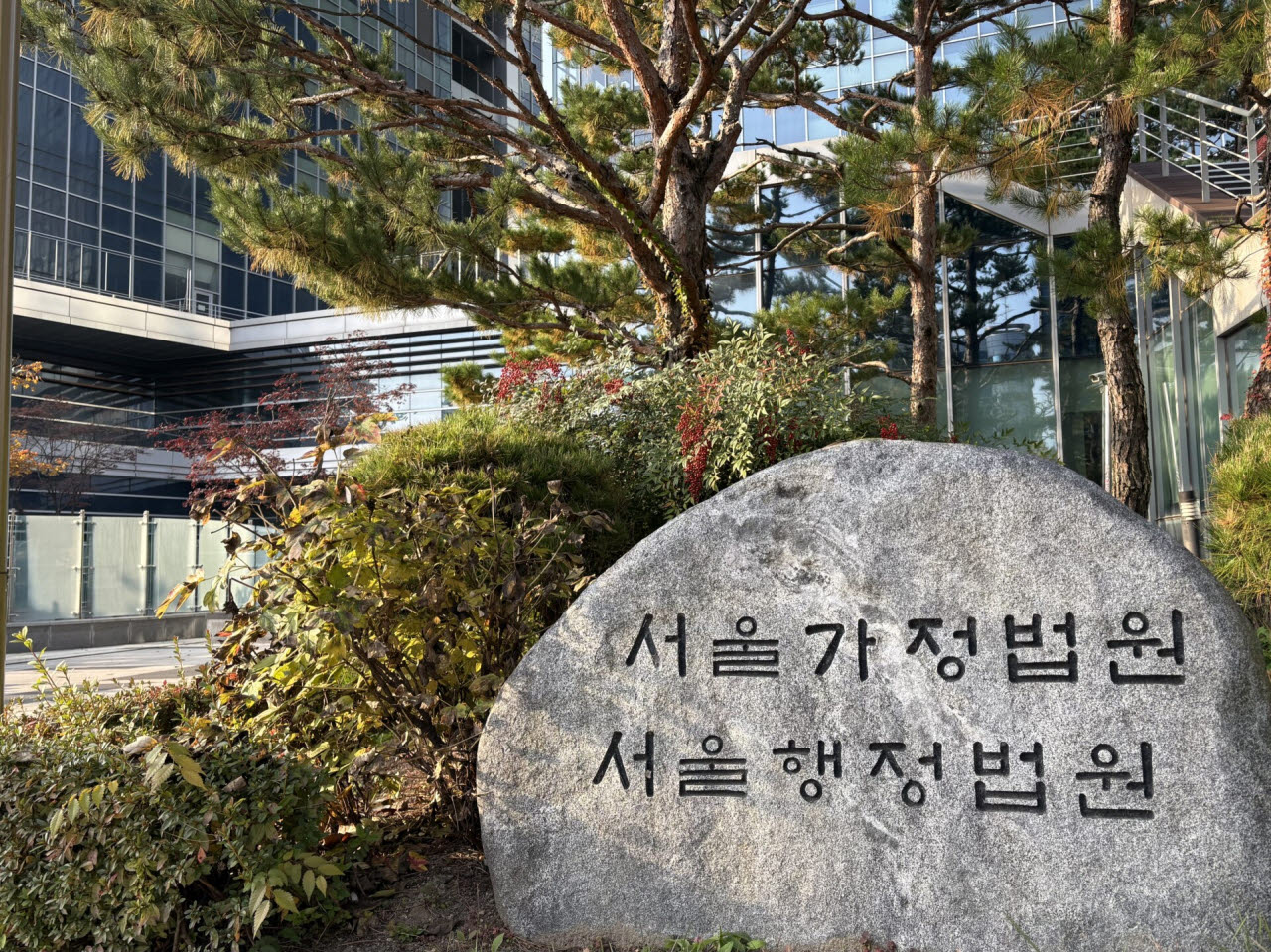 서울가정법원 서울행정법원 (사진 = 뉴시스)