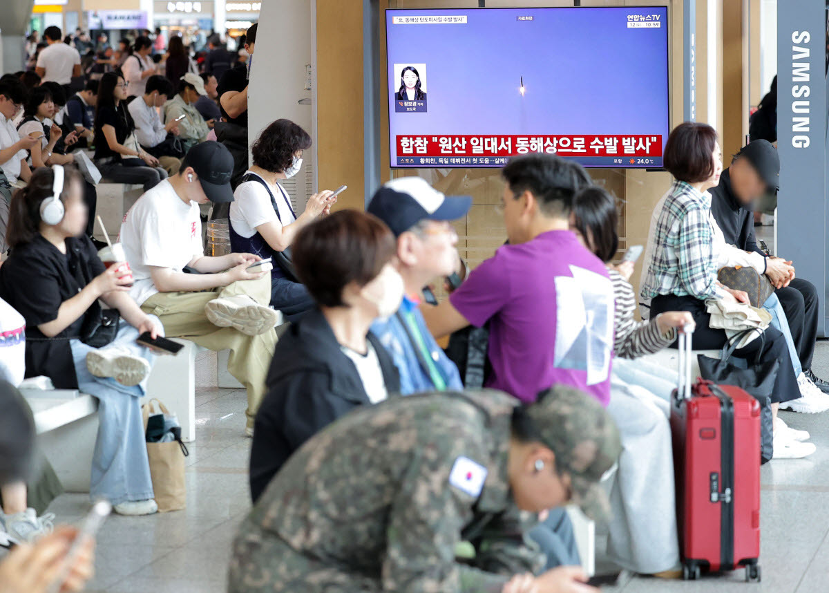 북한 23일 만에 탄도미사일 발사 (서울=연합뉴스) 류영석 기자 = 한미일 3국의 정례 군사훈련 '프리덤 에지' 종료 다음날인 12일 서울역에서 이날 북한의 단거리탄도미사일 발사 관련 뉴스 보도가 송출되고 있다. 합동참모본부는 