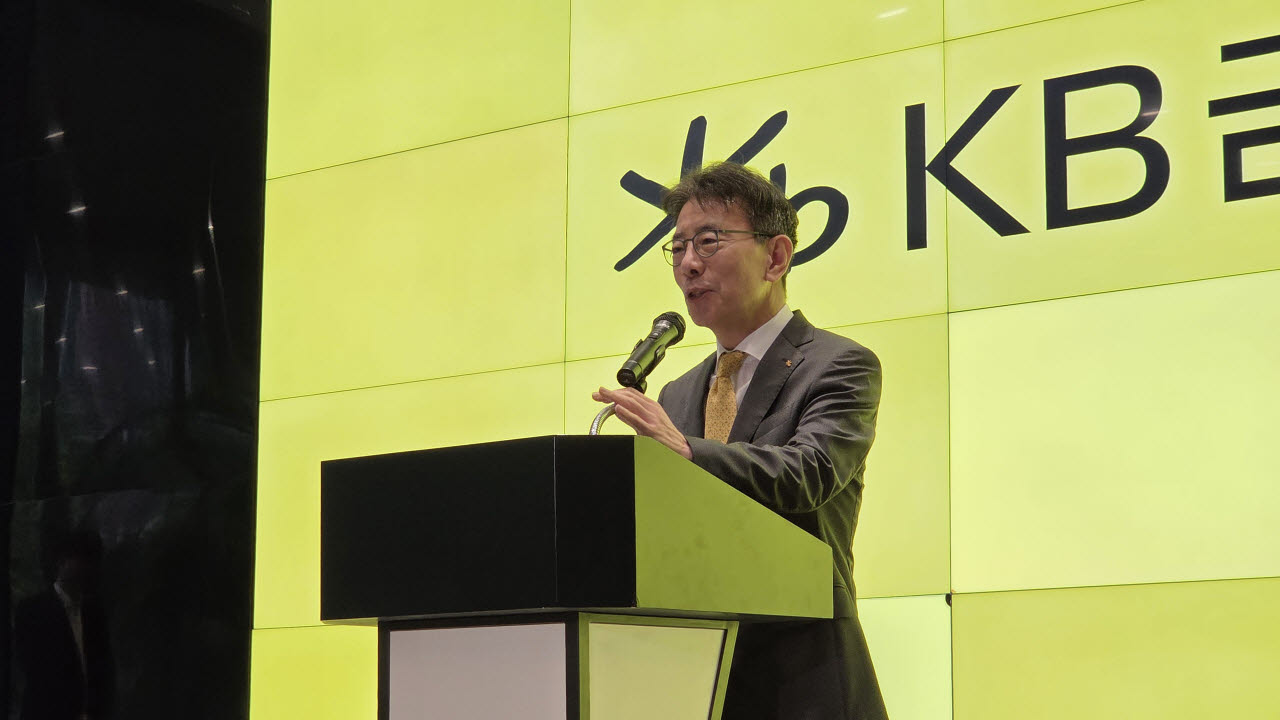 KB금융지주 차기 회장 후보자로 내정된 이재근 KB금융 부문장이 14일 오전 서울 영등포구 KB국민은행 신관 1층에 마련된 약식 인터뷰장에서 소감을 밝히고 있다.(사진=김세연기자)
