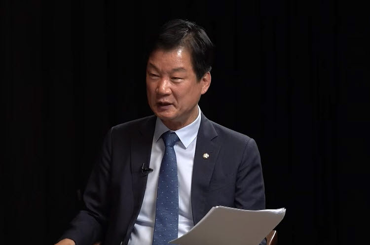 박균택 더불어민주당 의원이 이데일리TV와 인터뷰를 하고 있다.(사진=이데일리TV)