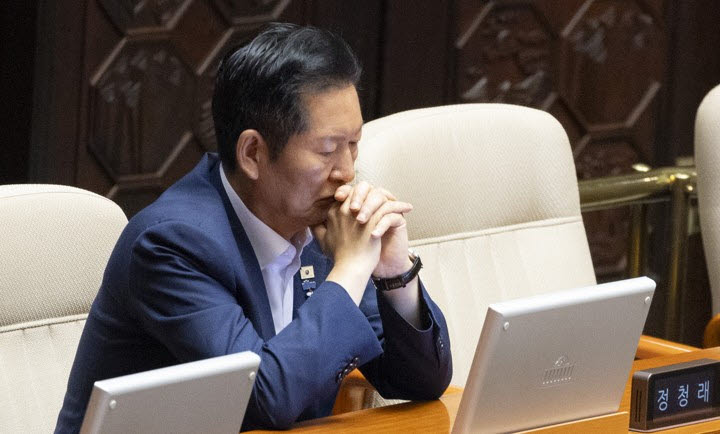 정청래 더불어민주당 전 대표가 7일 국회에서 열린 제439회 국회 정기회 3차 본회의에서 김민석 대표의 교섭단체 대표 연설을 듣다 생각에 잠겨 있다.(사진=연합뉴스)