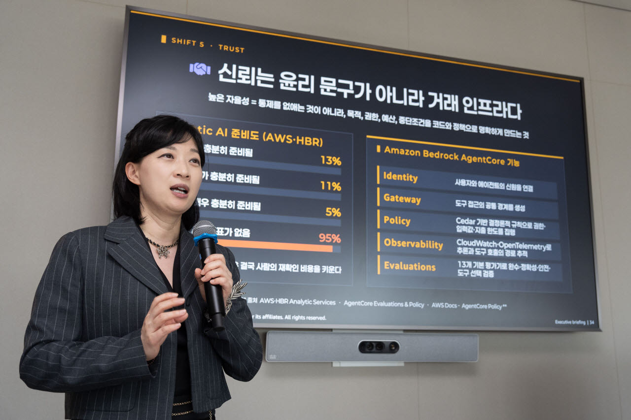 오순영 AWS 수석 솔루션즈 아키텍트가 발표하고 있다(사진=AWS코리아)