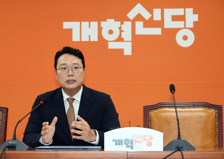 개혁신당 천하람 대표 권한대행 겸 원내대표가 14일 국회에서 기자회견을 열고 비상대책위원장에 이기인 사무총장을 선임한다고 밝히고 있다. (사진=연합뉴스)