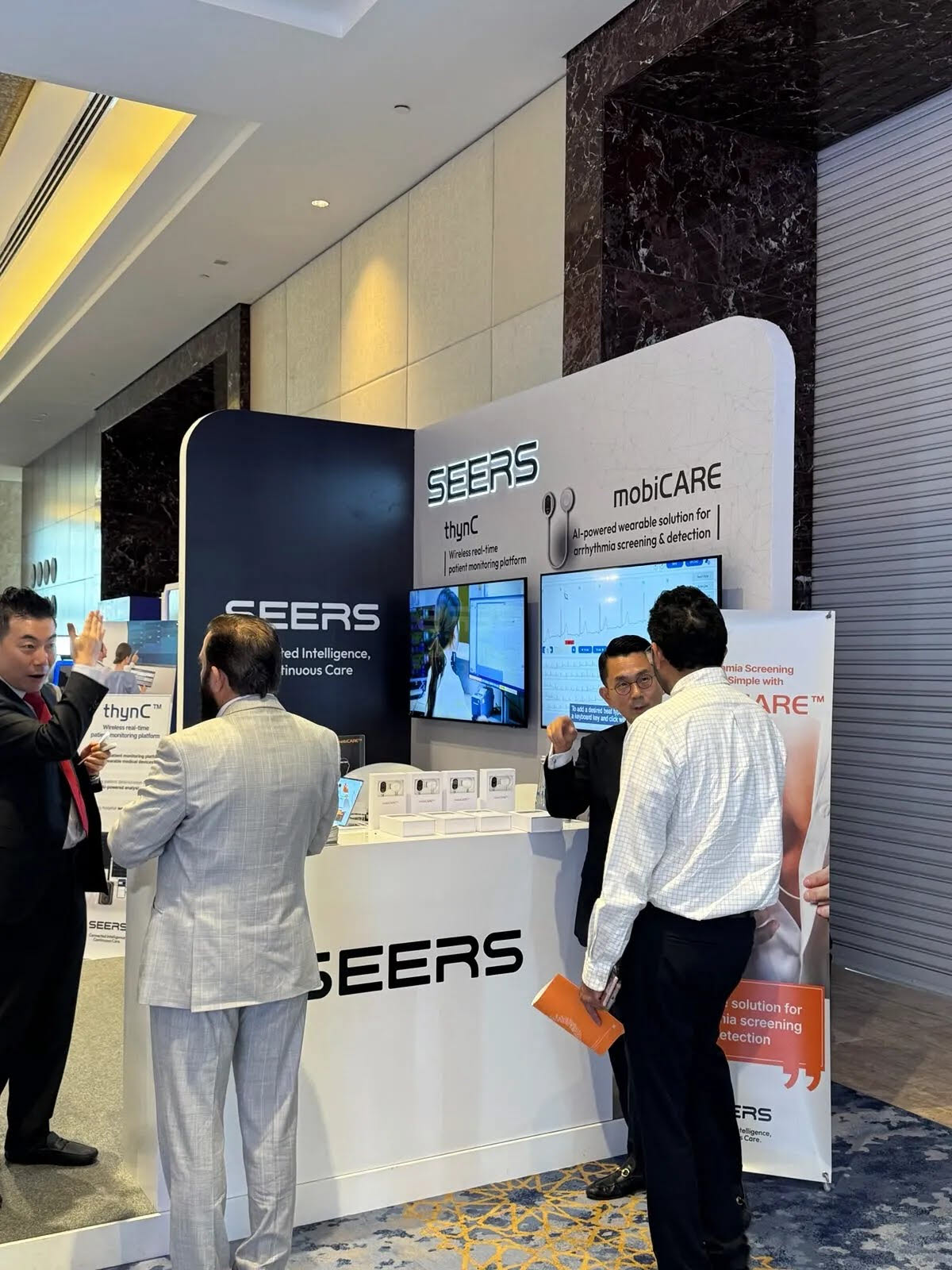 지난 12일 UAE 두바이에서 열린 ‘EVIDENT Summit 2026’에서 김성종 씨어스 CBO 부사장(왼쪽)과 Kevin Yang SEERS MENA 전무가 현지 의료 관계자들에게 모비케어와 씽크를 소개하고 있다. (사진=씨어스)
