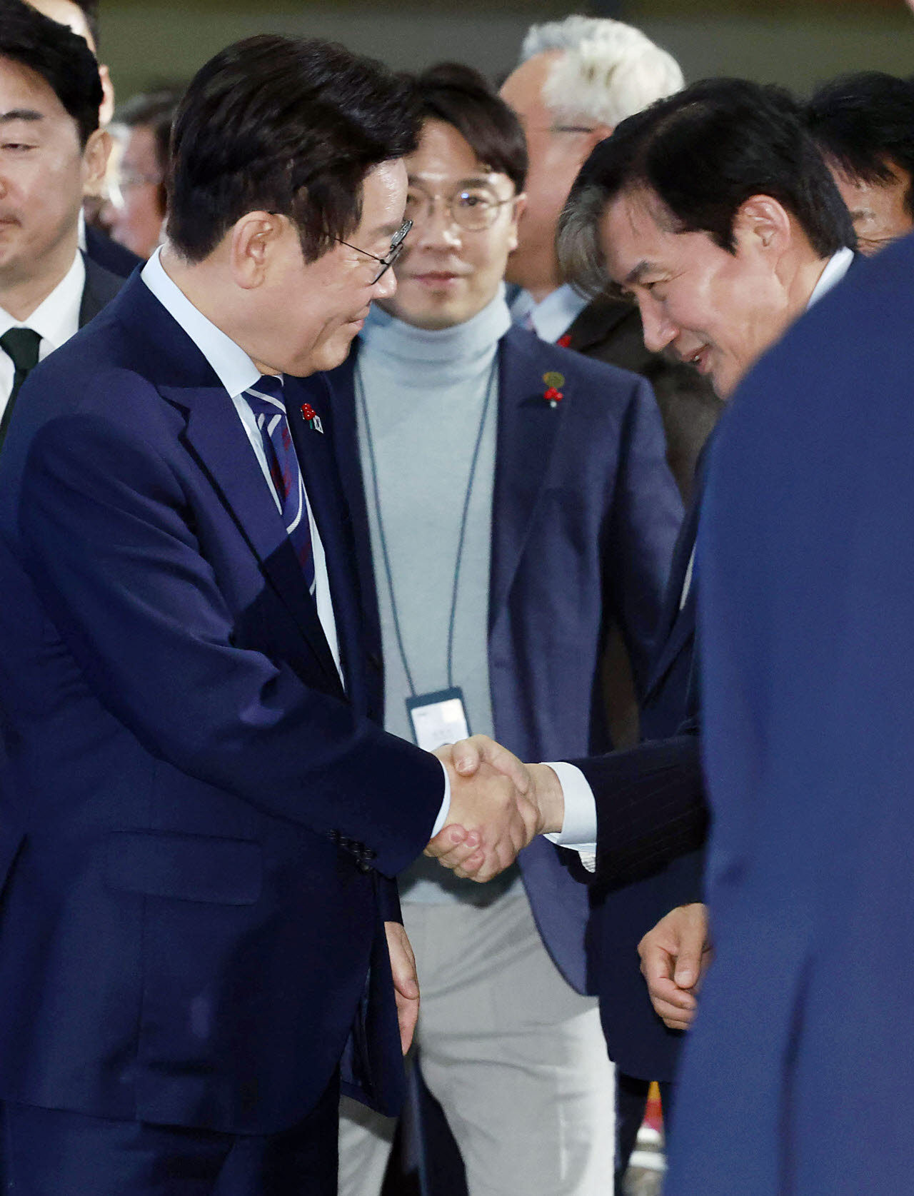 지난해 12월 이재명 대통령이 경기 고양시 킨텍스에서 열린 제22기 민주평화통일자문회의 출범회의에서 조국 조국혁신당 대표와 인사하고 있다.(사진=연합뉴스)