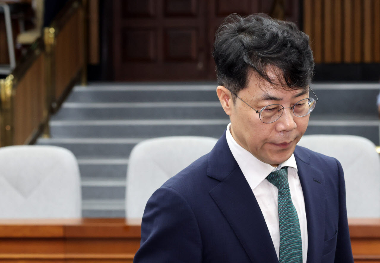 김성수 대법관 후보자가 14일 여의도 국회에서 열린 제439회 국회(정기회) 대법관(김성수) 임명동의에 관한 인사청문특별위원회에서 인사말을 위해 이동하고 있다. (사진 = 뉴시스)