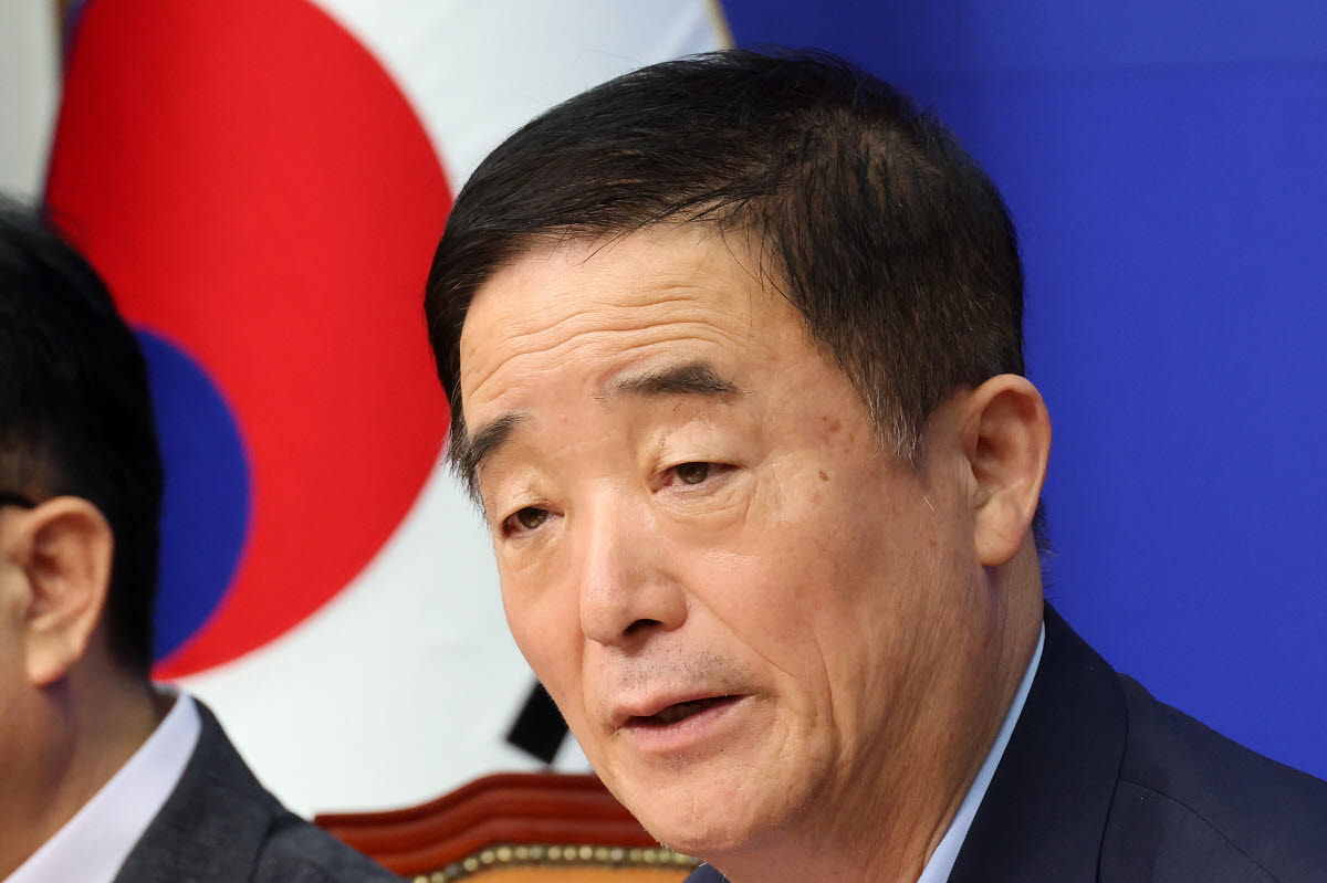 민주연구원 혁신 태스크포스(TF) 단장인 강득구 더불어민주당 의원이 지난달 25일 국회에서 열린 '민주연구원 혁신 TF 1차 회의'에서 발언하고 있다.(사진=연합뉴스)