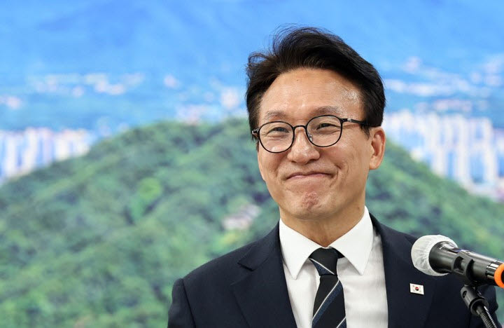 더불어민주당 김민석 대표가 14일 강원 춘천시 더불어민주당 강원도당에서 열린 강원 최고위원회의에서 미소 짓고 있다. (사진=연합뉴스)