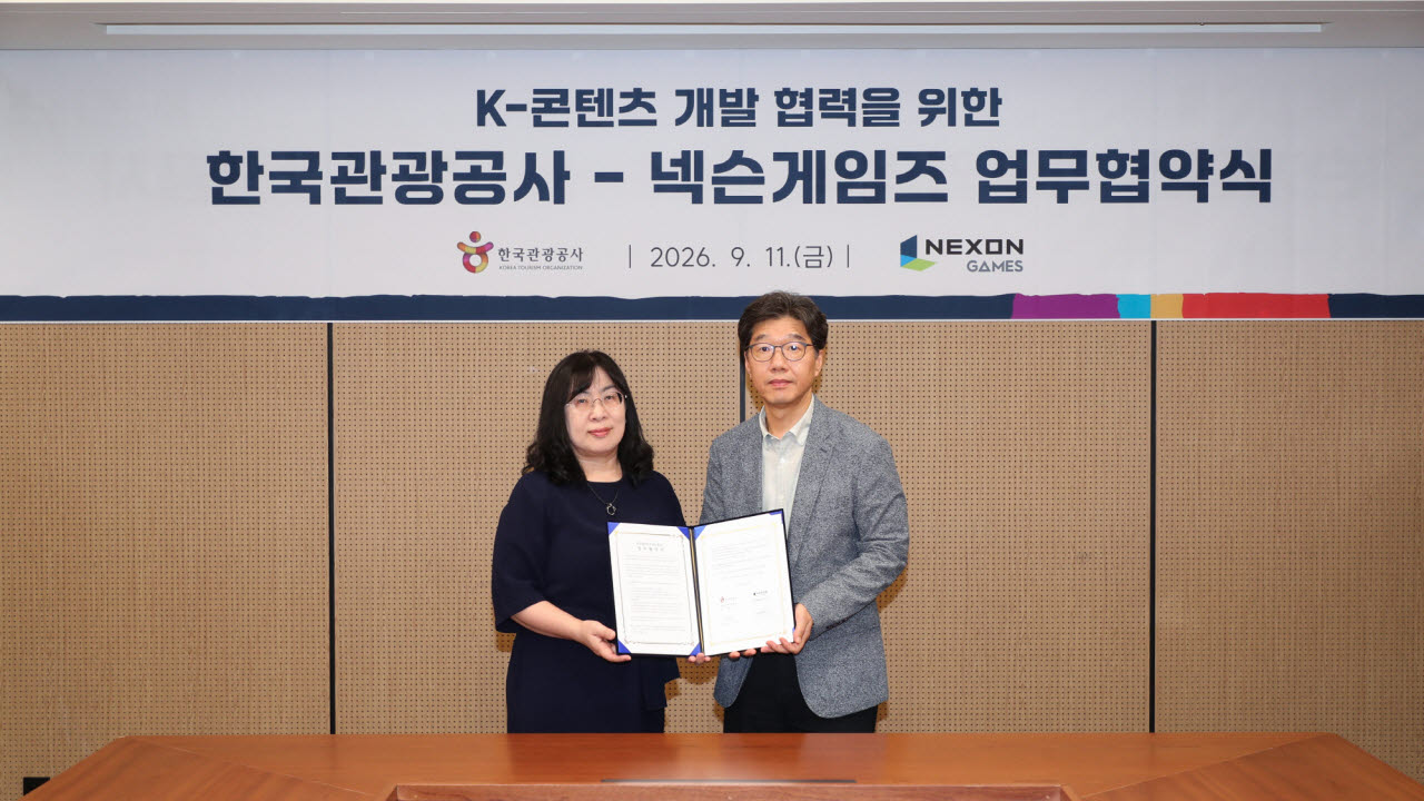 한국관광공사와 넥슨게임즈는 지난 11일 공사 서울센터에서 K콘텐츠 개발 협력을 위한 업무협약을 체결했다. 왼쪽부터 김영미 한국관광공사 관광AI혁신본부장과 강인수 넥슨게임즈 경영총괄본부장. (사진=한국관광공사)