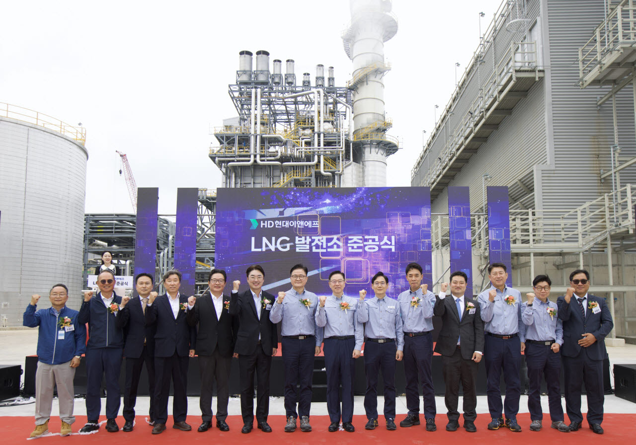 14일 충남 서산시에 위치한 HD현대이앤에프 LNG 열병합발전소 준공식에 참여한 임직원들이 기념 사진을 촬영하고 있다. (왼쪽 일곱번째부터)정임주 HD현대오일뱅크 부사장, 송명준 HD현대오일뱅크 사장, 오른쪽 세번째 김명현 HD현대이앤에프 대표.