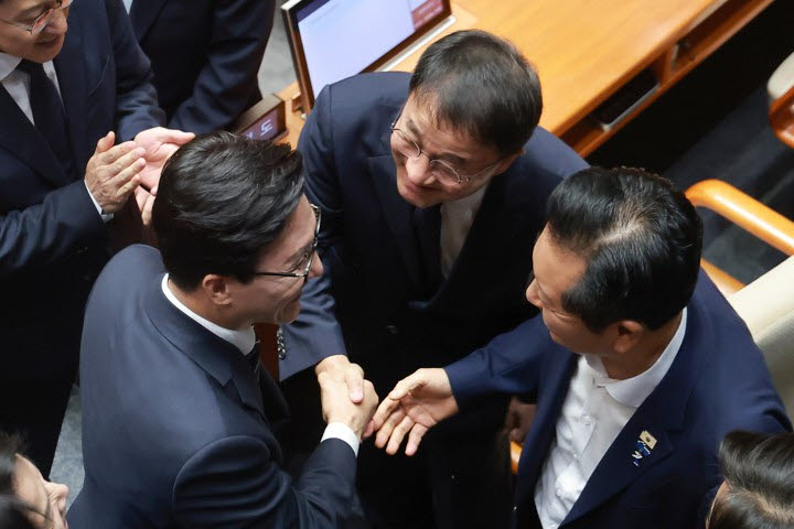 김민석 더불어민주당 대표가 7일 국회에서 열린 정기국회 제3차 본회의에서 교섭단체 대표 연설을 마치고 한병도 원내대표, 정청래 의원과 인사하고 있다.(사진=연합뉴스)