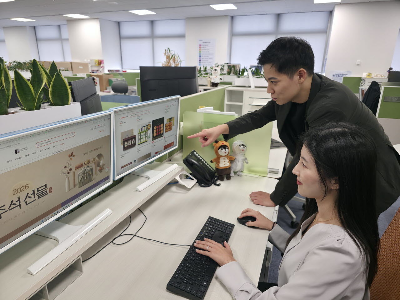 삼성전자 DS부문 직원들이 추석 명절을 앞두고 운영되는 온라인 장터에 접속해 상품을 고르고 있다. (사진=삼성전자)