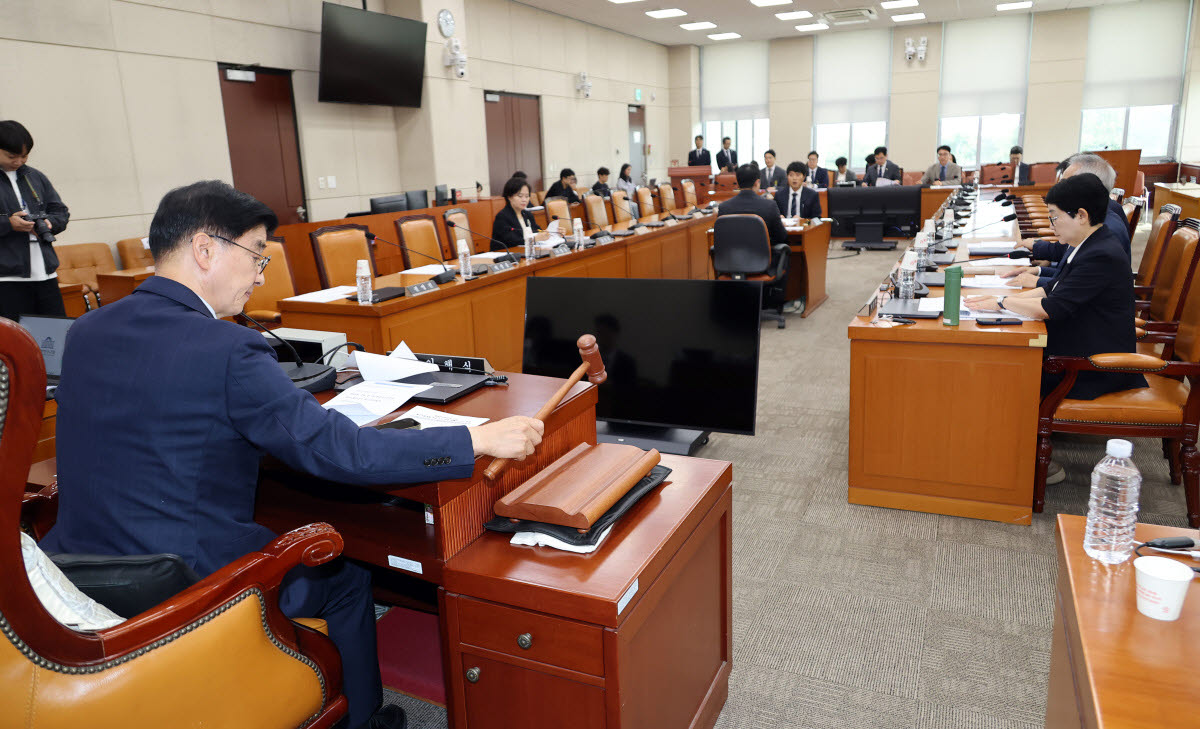 14일 국회에서 열린 행정안전위원회 법안심사제1소위원회 회의에서 이해식 소위 위원장(왼쪽)이 회의 시작을 알리고 있다.(사진=연합뉴스)