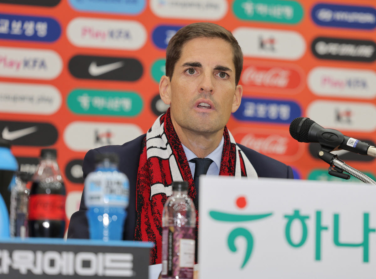 한국 축구 국가대표팀 로베르트 모레노 임시 감독이 14일 충남 천안시 코리아풋볼파크에서 열린 취임 기자회견에서 취재진 질문에 답변하고 있다. 사진=연합뉴스