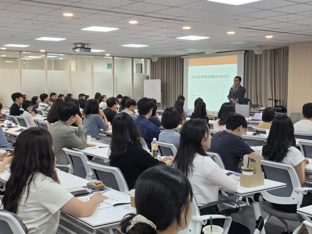 릴레이 세미나에 참석한 공기업 퇴직연금 담당자들이 공기업 퇴직연금 운영현황 등에 관해 설명을 듣고 있다. (사진=미래에셋증권)