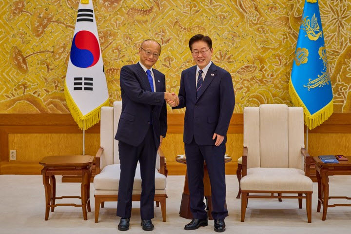 이재명 대통령, 아시아개발은행 총재 접견 (서울=연합뉴스) 이재명 대통령이 14일 청와대에서 한-중앙아시아 정상회의를 계기로 방한한 간다 마사토 아시아개발은행(ADB) 총재를 접견하고 있다. 2026.9.14 [청와대 제공. 재판매 및 DB 금지]