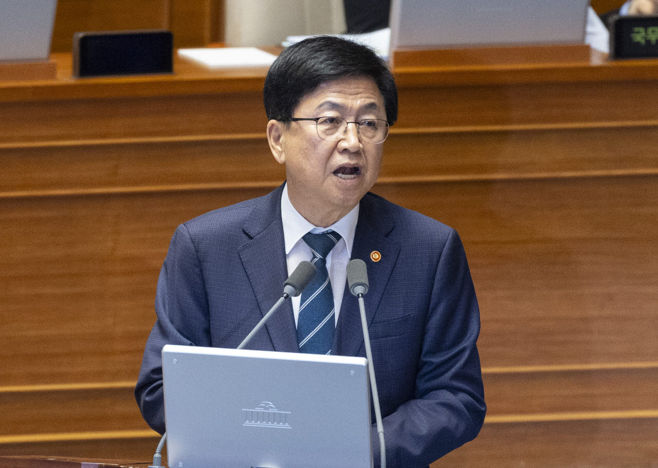 최교진 교육부장관이 14일 국회에서 열린 제439회 정기회 교육·사회·문화 분야 대정부 질문에서 대입 수시 입학원서 접수 지연 사태와 관련한 질문에 답하고 있다. (사진=연합뉴스)
