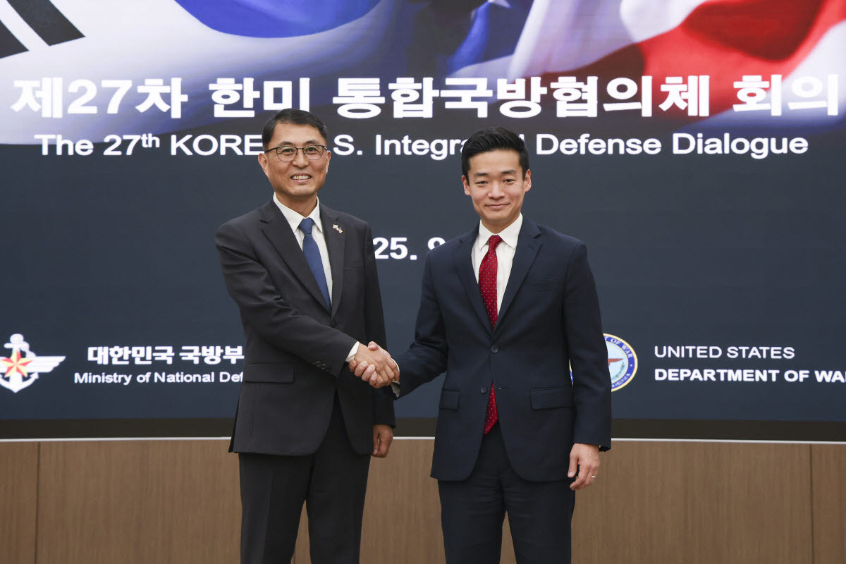 지난해 9월 23∼24일 서울에서 열린 제27차 한미 통합국방협의체(KIDD) 회의에 한국 국방부의 윤봉희 국방정책실장 대리(왼쪽)와 미국 국방부의 존 노 동아시아부차관보(오른쪽)가 양측 수석대표로 참석했다.[국방부 제공]