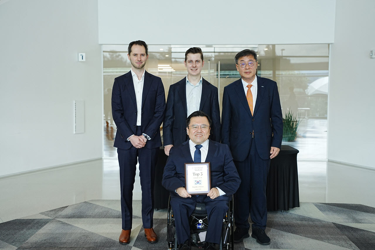 박태완 과기정통부 정보통신산업정책관과 박윤규 정보통신산업진흥원장이 AA 공동대표(왼쪽부터 Micha Hill-Smith 대표, George Cameron 대표)들과 AA 인증서 기념촬영하고 있다. (사진=과학기술정보통신부)