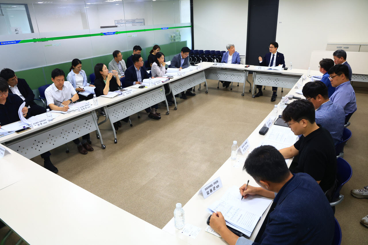 김종구 농림축산식품부 차관이 14일 추석 민생안정대책 추진 상황과 성수품 수급 동향을 점검하는 회의를 주재하고 있다. (사진=농림축산식품부)
