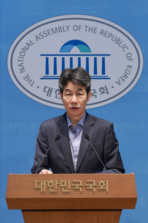 국회 정보위원회 소속인 더불어민주당 윤건영 의원이 20일 국회 소통관에서 윤석열 정부 국정원이 '민간인 사찰 의혹'과 관련해 별도 조직을 만들어 매주 정기적으로 용산 대통령실에 사찰 보고서를 보고했다고 밝히고 있다. (사진=연합뉴스)
