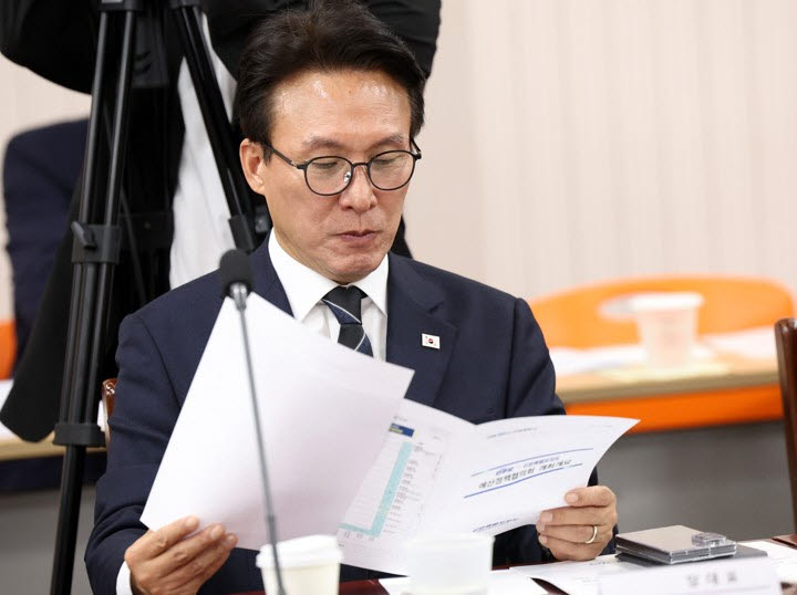 김민석 더불어민주당 대표가 14일 강원 춘천시 강원특별자치도청에서 열린 더불어민주당·강원도 2026년 예산정책협의회에서 회의 자료를 살펴보고 있다.(사진=연합뉴스)