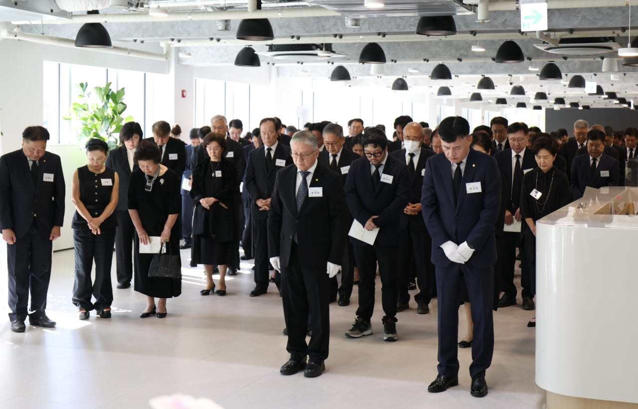 지난 11일 경기 안양시 함태호홀에서 열린 故 함태호 오뚜기 명예회장 서거 10주기 추모식에서 함영준 회장(앞줄 왼쪽 첫 번째) , 황성만 사장(두 번째)을 비롯한 임직원들이 헌화 후 묵념하고 있다. (사진=오뚜기)