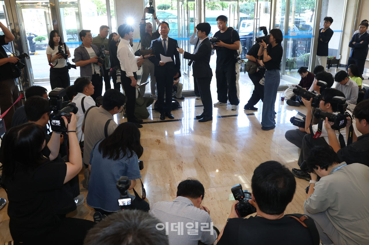 김승원 법무부 장관 후보자가 7일 오전 서울 종로구 적선현대빌딩에 마련된 인사청문회 준비사무실로 출근하며 각종 의혹 등과 관련해 입장을 밝히고 있다. (사진=이영훈 기자)