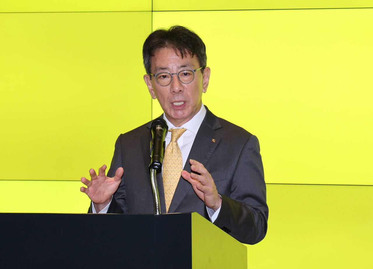 KB금융지주 차기 회장으로 내정된 이재근 부문장이 14일 서울 영등포구 KB금융 신관 로비에서 소감을 밝히고 있다.(사진=연합뉴스)