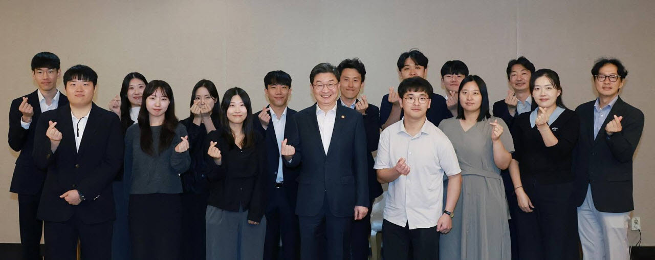 이억원 금융위원장(가운데)이 14일 취임 1주년을 기념해 금융위원회 새내기 사무관·주무관들과 소통하는 자리를 가졌다.