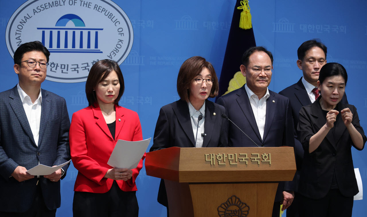 나경원 국민의힘 의원(왼쪽에서 세 번째)이 14일 서울 여의도 국회 소통관에서 준연동형비례제 폐지를 촉구하는 기자회견을 하고 있다.(사진=뉴스1)