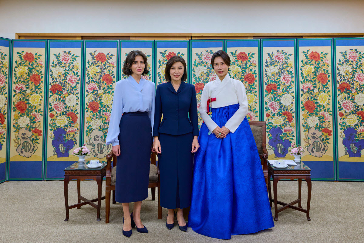 김혜경 여사와 샤브카트 미르지요예프 우즈베키스탄 대통령 부인 지로아트 미르지요예바 여사, 차녀 샤흐노자 미르지요예바 영애가 14일 서울 종로구 국립고궁박물관 전시물 관람을 마친 뒤 기념촬영을 하고 있다.(사진=연합뉴스)