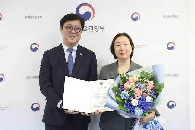 어연선(오른쪽) 신임 국립어린이청소년극단 단장 겸 예술감독과 최휘영 문체부 장관이 기념촬영을 하고 있다(사진=문체부).