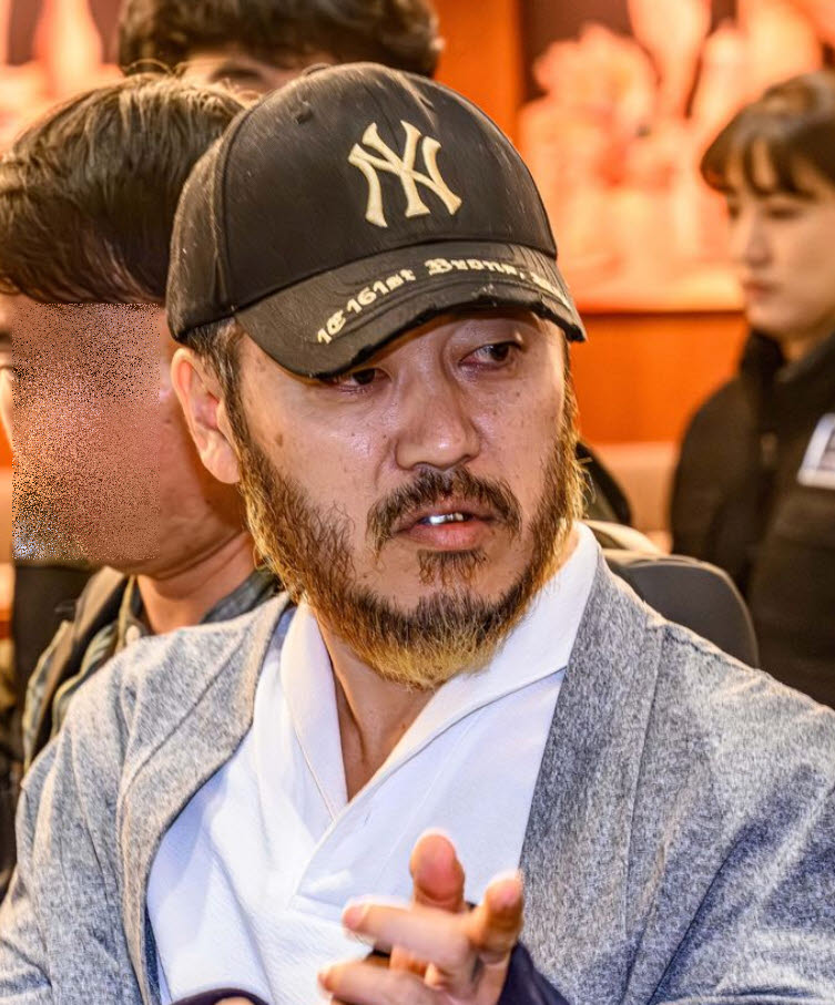 필리핀에서 이른바 '전세계'라는 활동명으로 마약을 유통했던 박왕열이 3월 25일 인천국제공항 제2터미널을 통해 송환되고 있다. (사진=공동취재)