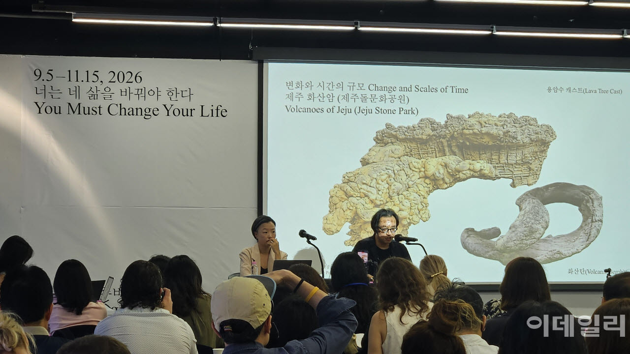 지난 4일 전남광주 북구 용봉동 광주비엔날레 전시관에서 ‘제16회 광주비엔날레’ 개막에 앞서 싱가포르 출신 예술감동 호추니엔(오른쪽)이 전시작에 대해 설명하는 시간을 가졌다. 왼쪽은 공동기획자 중 한 사람인 최경화 큐레이터(사진=오현주 문화전문기자).
