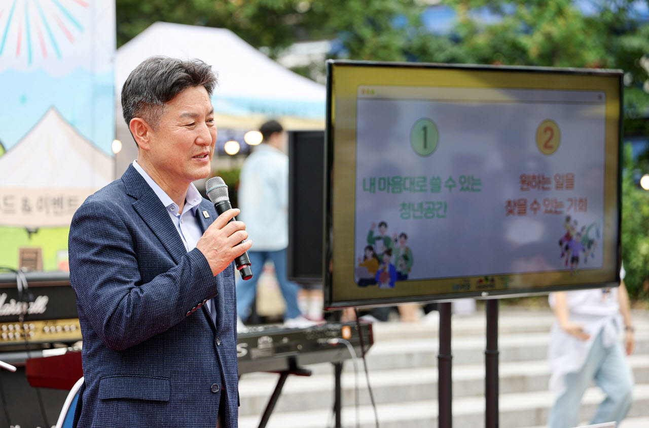 김동욱 도봉구청장이 지난 12일 청년의 날 행사에서 인사말을 하고 있다. (사진=도봉구)
