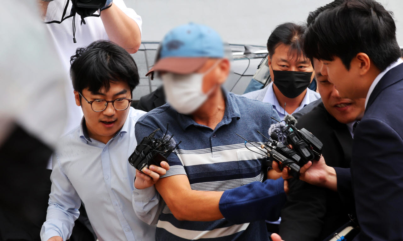 '여고생 살해범' 장윤기 사건의 증거를 인멸한 혐의를 받는 광주 광산경찰서 수사팀장 A 경감이 지난 7월 8일 오전 전남광주통합특별시 동구 광주지방법원에서 열린 구속 전 피의자 심문(영장실질심사)에 출석하고 있다. (사진=연합뉴스)