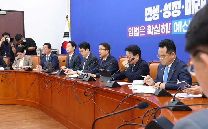 한병도 더불어민주당 원내대표가 15일 국회에서 열린 원내대책회의에서 발언하고 있다.(사진=연합뉴스)