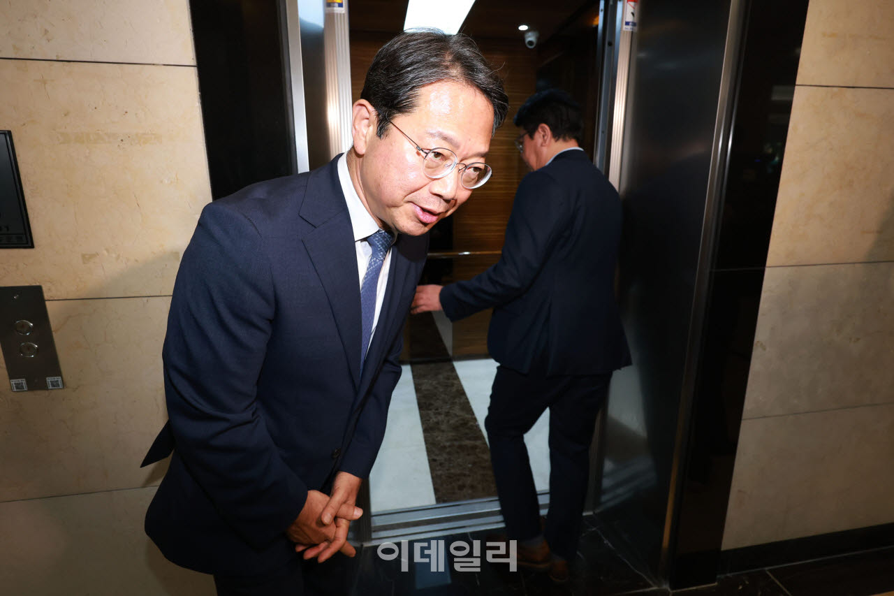 김승원 법무부 장관 후보자가 지난 7일 오전 서울 종로구 적선현대빌딩에 마련된 인사청문회 준비사무실로 출근하고 있다. (사진=이데일리 이영훈 기자)
