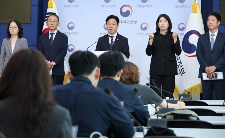 김영훈 고용노동부 장관이 15일 서울 종로구 정부서울청사에서 메가특구 연구직 대상 주52시간 예외적용, 파견근로 가능업무 확대 등 노동규제 완화 등을 내용으로 한 '메가특구 특별법 관련 사회적 대화 제안' 브리핑을 하고 있다. (사진=연합뉴스)