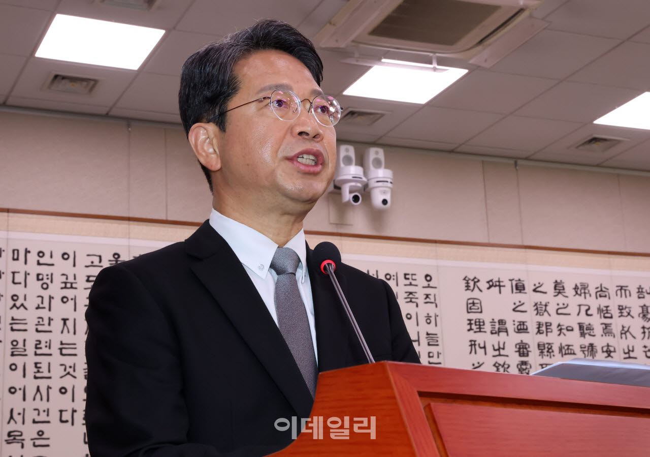 김승원 법무부 장관 후보자가 15일 서울 여의도 국회 법제사법위원회에서 열린 인사청문회에서 인사말을 하고 있다. (사진=이데일리 방인권 기자)