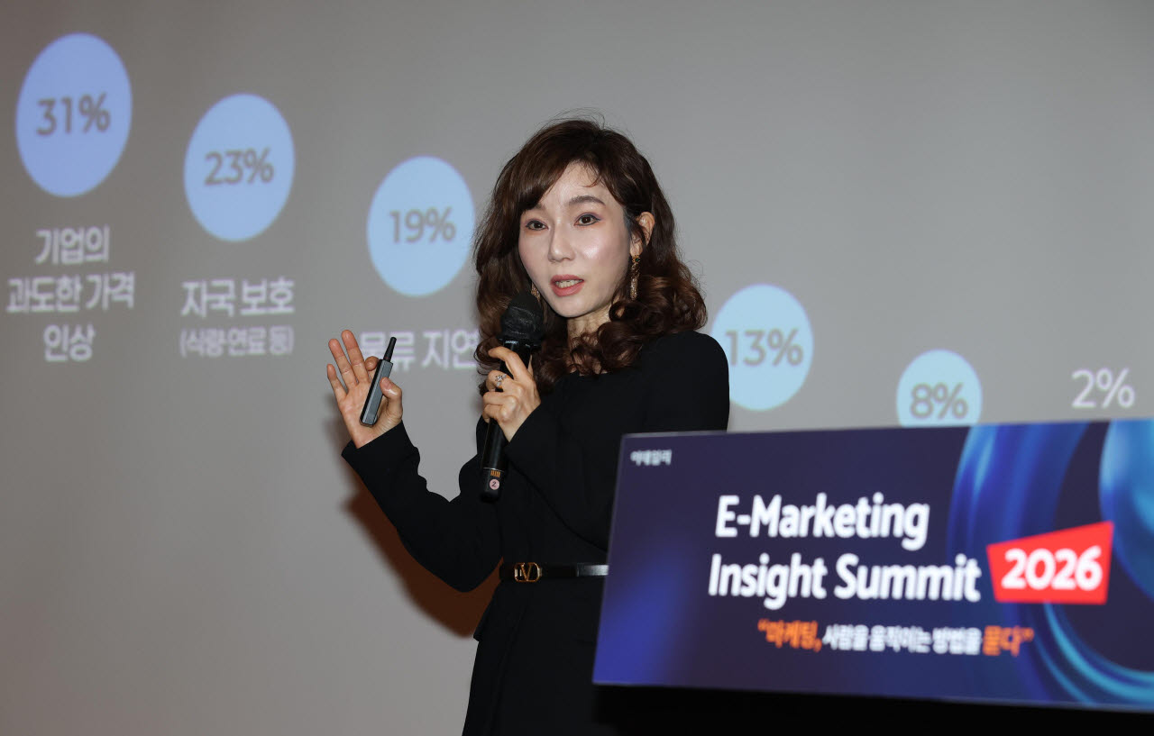 [이데일리 노진환 기자] E-마케팅 인사이트 서밋 2026이 15일 서울 영등포구 여의도 FKI 타워에서 “마케팅, 사람을 움직이는 방법을 묻다”를 주제로 개최됐다. 최문희 칸타코리아 대표가 ‘소비자를 읽는 힘 : 시장의 규칙을 바꾸는 소비자 변화의 신호 (글로벌 소비자 트렌드 기반)’을 주제로 발표하고 있다.